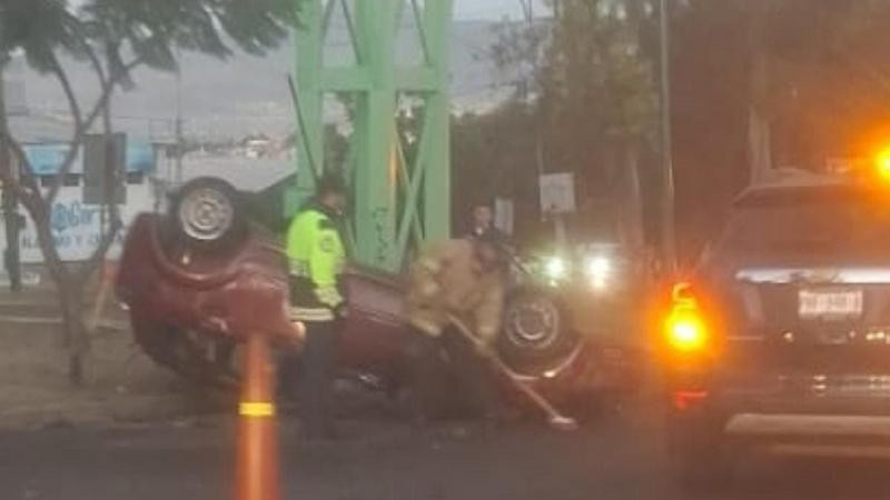 Vuelca vehículo en Morelia, Michoacán; sus ocupantes lo abandonaron 