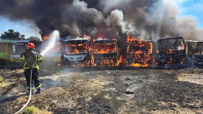 Incendio consume 10 unidades de transporte público en Tula, Hidalgo 