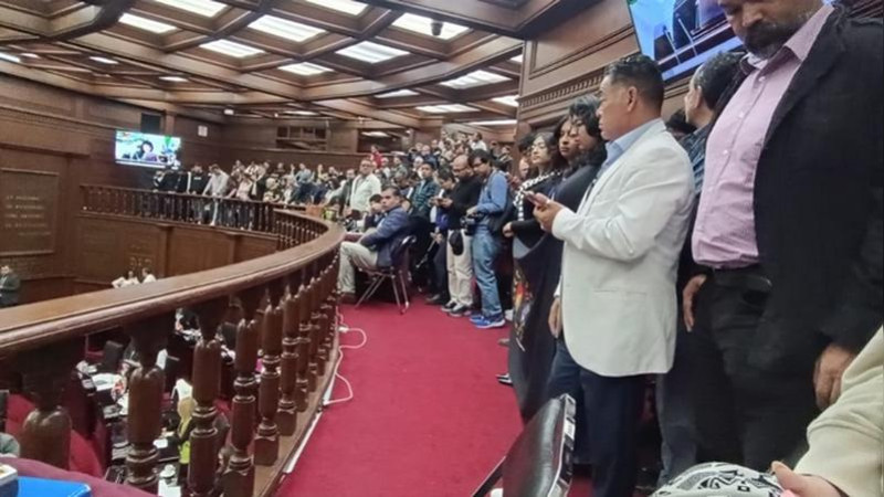 Protestan universitarios en recinto Legislativo de Michoacán con sobrecupo 