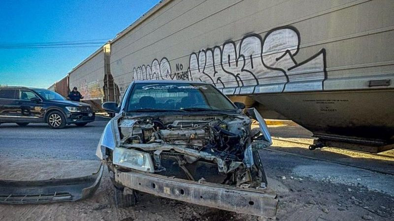 Dos autos quisieron ganar paso al tren y fueron arrollados en El Marqués, Querétaro 