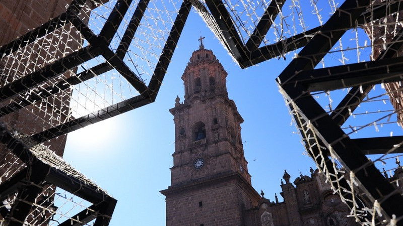 El espíritu navideño impregna Morelia; turistas quedan maravillados 