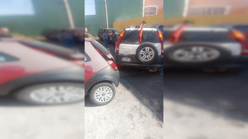 Ladrones se roban camioneta en Morelia, Michoacán, en su huida chocan contra dos autos