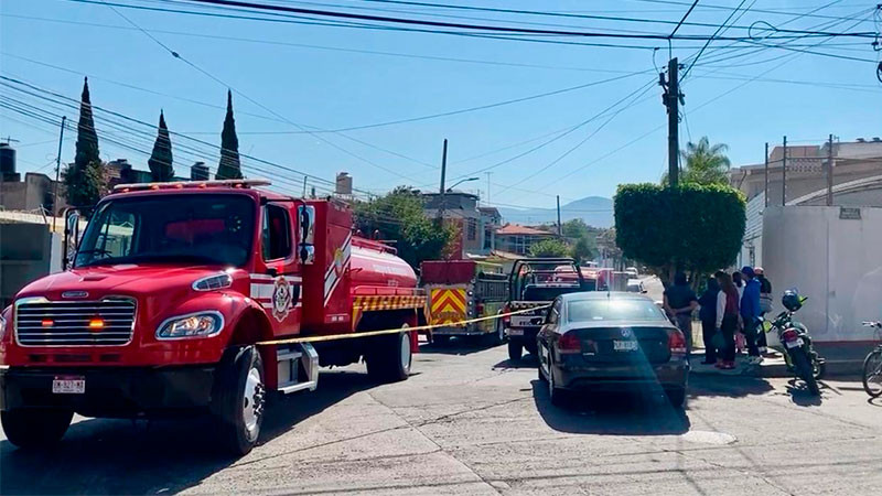 Pareja queda atrapada al incendiarse su casa en Morelia, Michoacán; falleció la mujer, el hombre quedó herido 