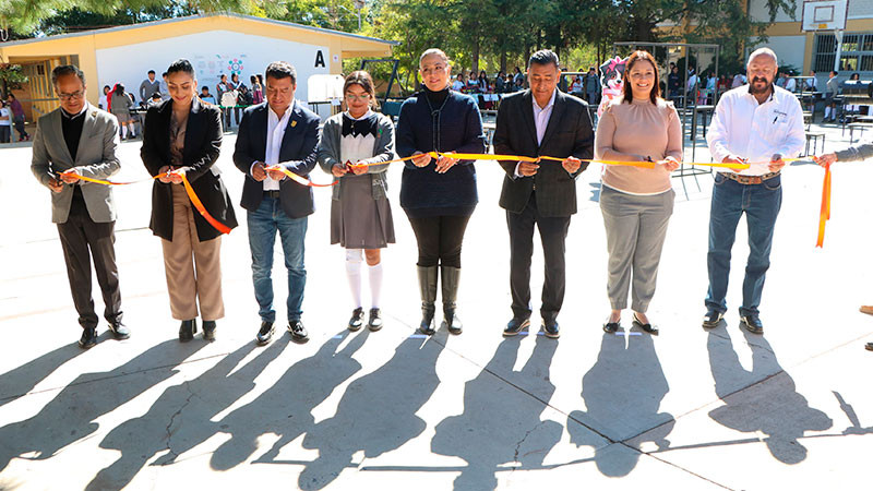 Entrega titular de la SEDEQ equipo de cómputo a estudiantes de CECyTEQ Huimilpan 