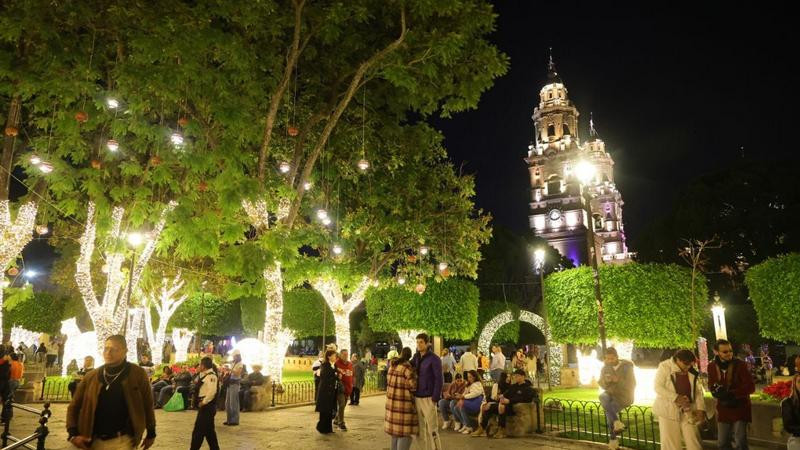 Disfrutan morelianas y morelianos encendido navideño y Pista de Hielo 