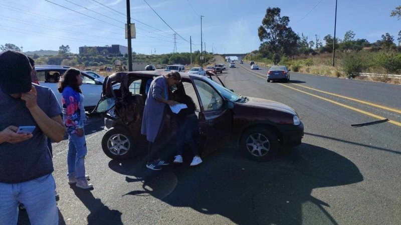 Choque en Morelia, Michoacán deja daños materiales y caos vehicular 