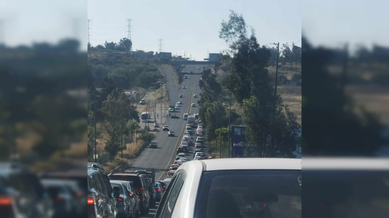 Choque en Morelia, Michoacán deja daños materiales y caos vehicular 