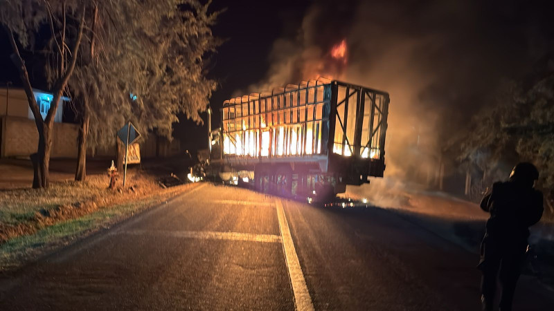 Crimen no suelta la región Zinapécuaro: Incendian camión sobre la carretera en Queréndaro, Michoacán 