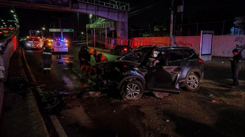 Aparatoso choque en Paseo Constituyentes deja al conductor herido en Querétaro 