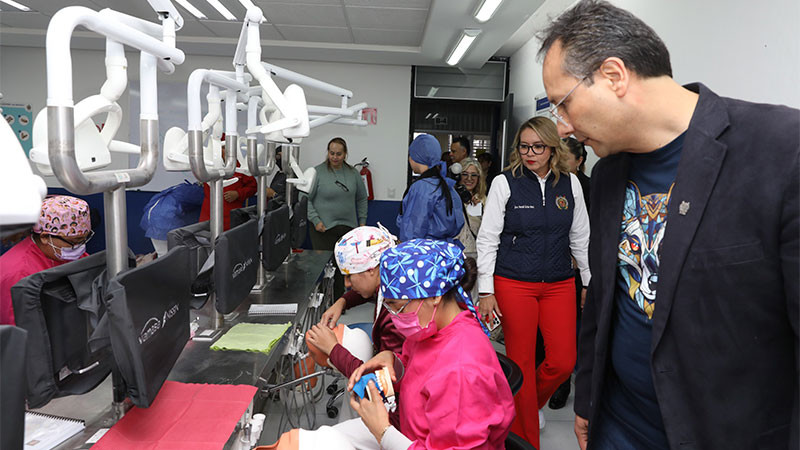 Yarabí Ávila entrega equipamiento a la Facultad de Odontología; se fortalece preparación de las y los estudiantes 