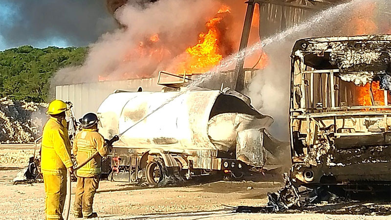 Se incendia depósito militar de combustible para Tren Maya en Campeche