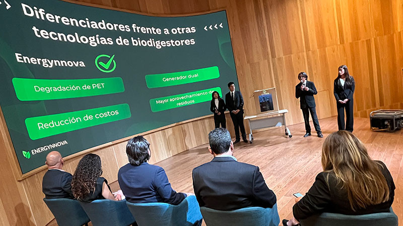 Triunfan estudiantes de CECyTEQ en el Enerhack y el Qro Energy Teens, en Querétaro 