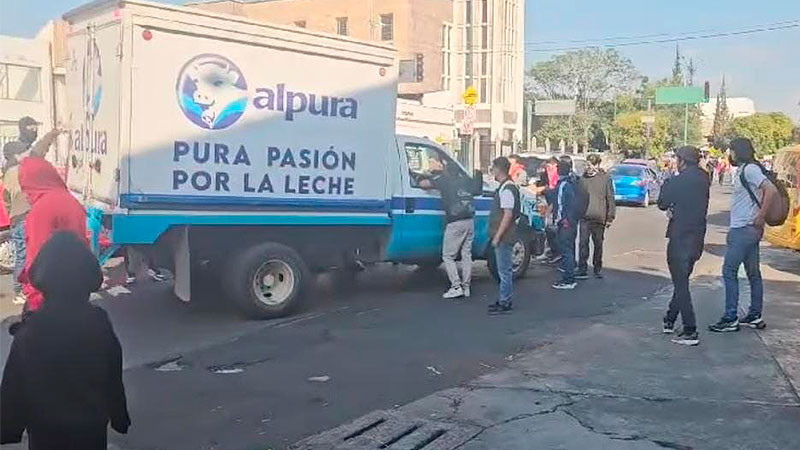 Ocasionan caos vial normalistas en Morelia; retienen unidades comerciales 