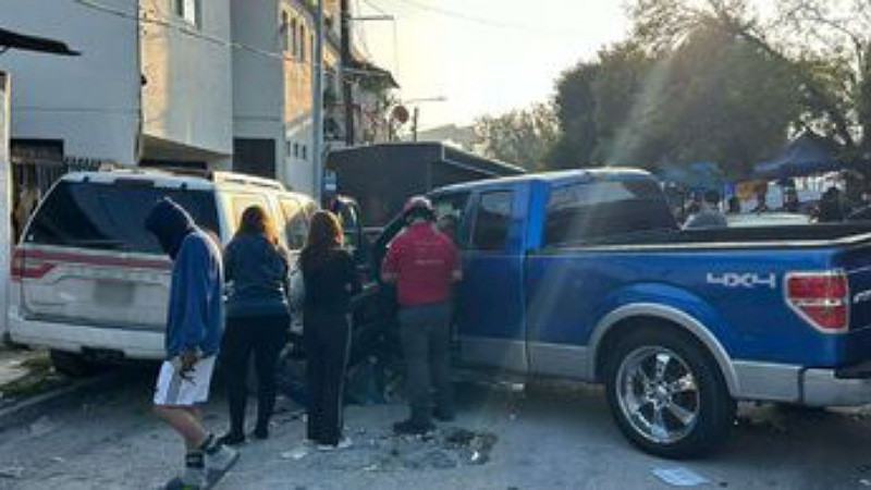 Camioneta embiste mercado rodante en Monterrey, Nuevo León; hay 5 heridos 