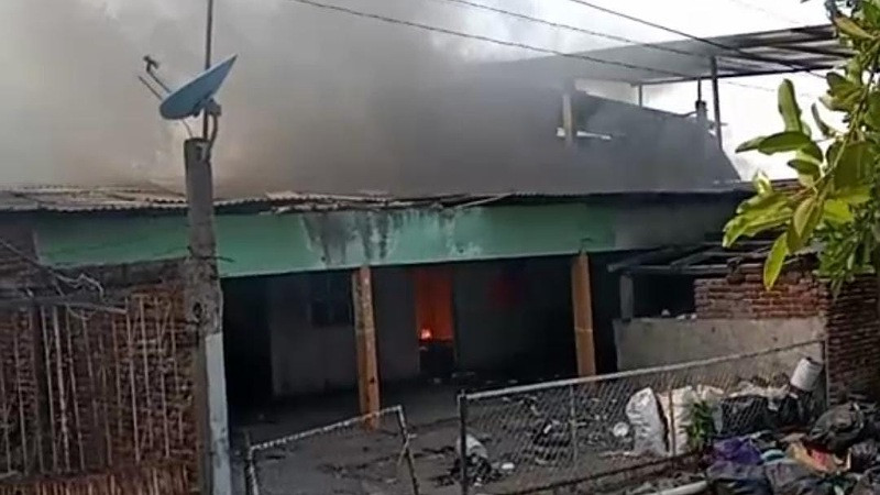 Desquiciado sujeto prende fuego a una vivienda en Apatzingán, Michoacán 