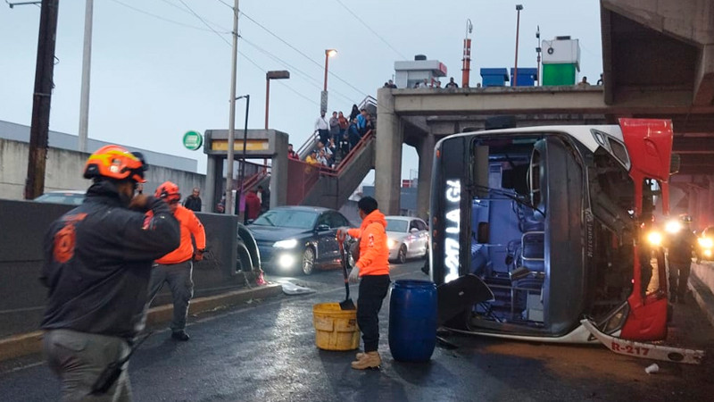 Al menos 9 lesionados en volcadura de unidad de transporte público en Nuevo León 