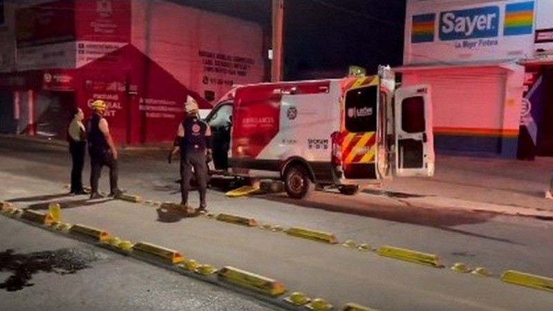 Ambulancia se incendia en León, Guanajuato; paramédicos estaban dentro 