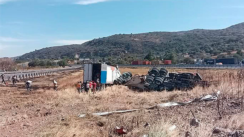 Volcadura de tráiler en la Pátzcuaro-Cuitzeo, deja un lesionado y daños materiales 