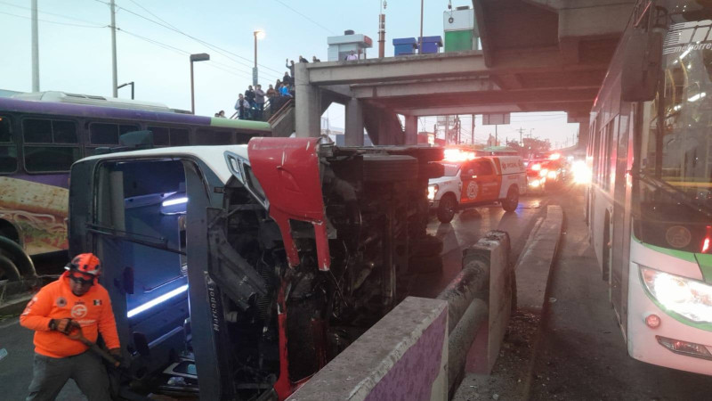 Vuelca camión de pasajeros en Guadalupe, Nuevo León; hay nueve lesionados 