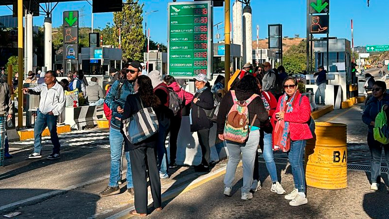 Trabajadores de la salud se manifiestan en carreteras de Oaxaca 