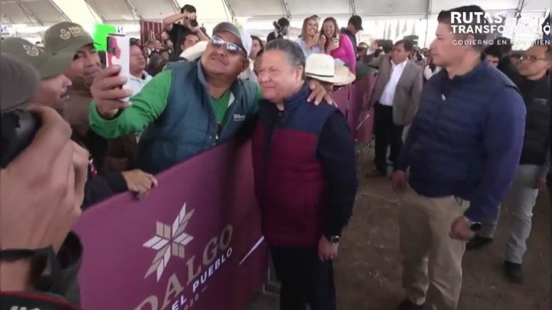 Julio Menchaca, gobernador de Hidalgo, se desvanece durante gira laboral; lo reportan estable 