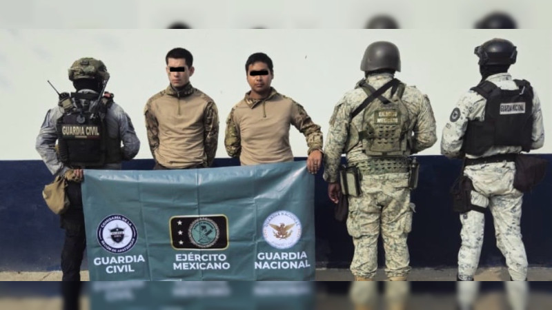 Aseguran a dos hombres con armas y equipo táctico en Apatzingán, Michoacán  