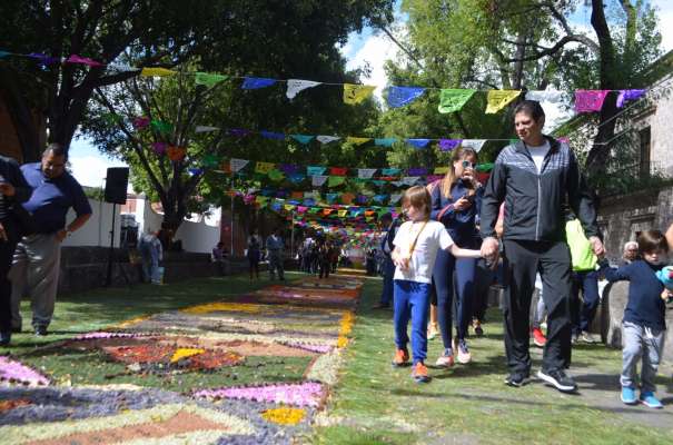 Tapetes de Patamban, reúnen a cientos de familias en la Calzada Fray Antonio de San Miguel en Morelia 