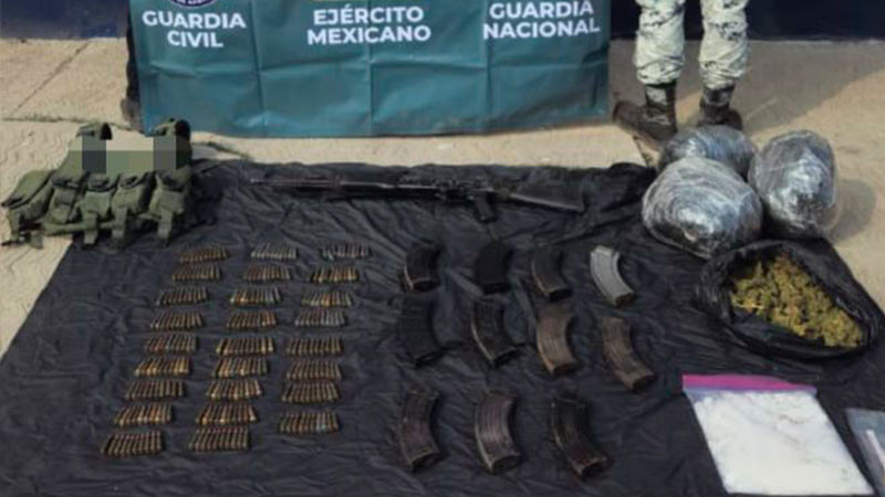 Detienen a dos en posesión de armas y droga en Apatzingán, Michoacán