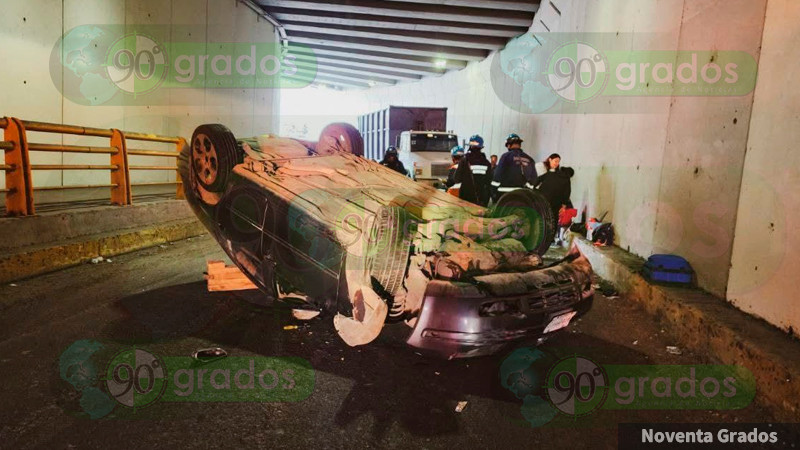 Volcadura en paso a desnivel en la colonia Jurica, de Querétaro  