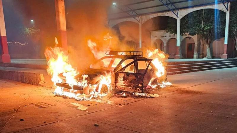 Vándalos incendian taxi en Cuitzeo, Michoacán 