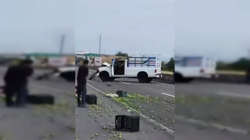 Vuelca camioneta de limoneros en la carretera Apatzingán - Cuatro Caminos, Michoacán; hay múltiples heridos  