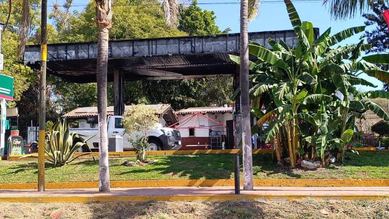 Revisa daños el personal de gasolinera quemada y tienda de autoservicio baleada, en Cuitzeo, Michoacán 