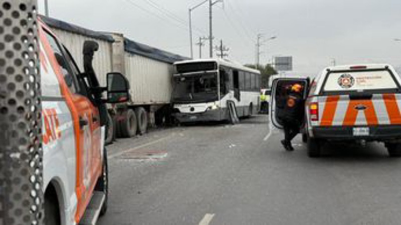 Camión se estrella contra tráiler estacionado en Santa Catarina, Nuevo León; hay un muerto  