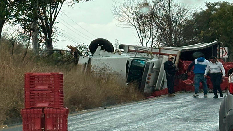 Vuelca camión en la Morelia-Pátzcuaro, solo hubo daños materiales  