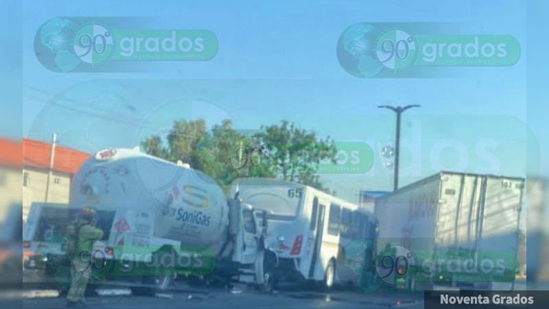 Querétaro: Accidente en Paseo Constituyentes dejó severos daños materiales  