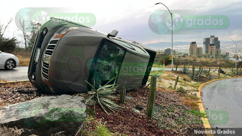 Vuelca camioneta en la carretera a Huimilpan  