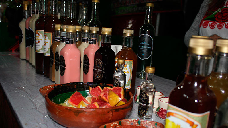 Primera Feria del Mezcal en Queréndaro: Una tradición que inicia con espíritu navideño 