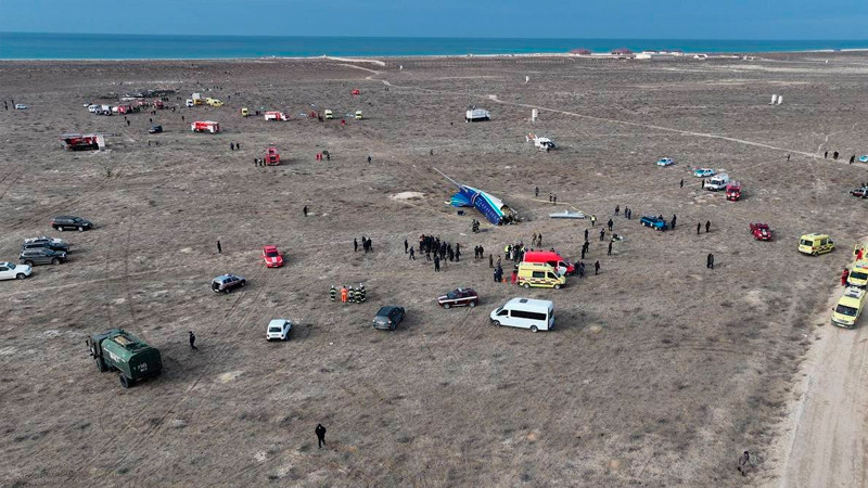 Guardan luto nacional en Azerbaiyán por víctimas de accidente aéreo en Kazajistán 