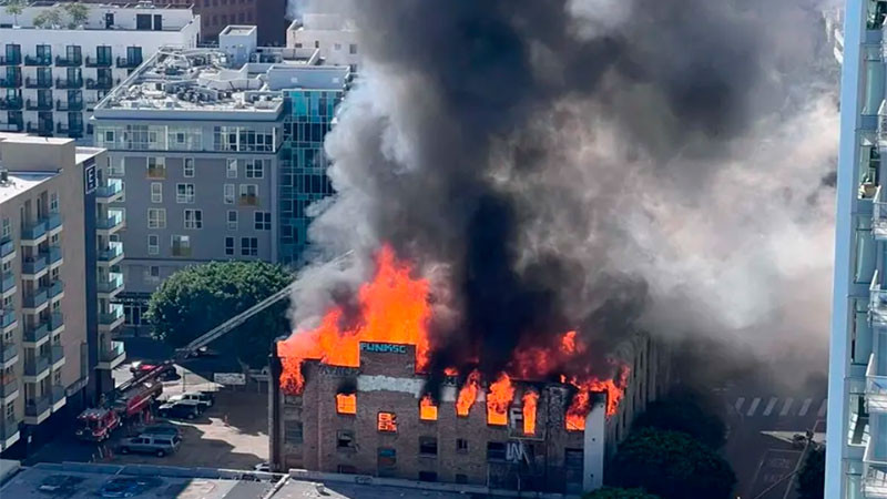 Se registra incendio en el antiguo Morrison Hotel en Los Ángeles  