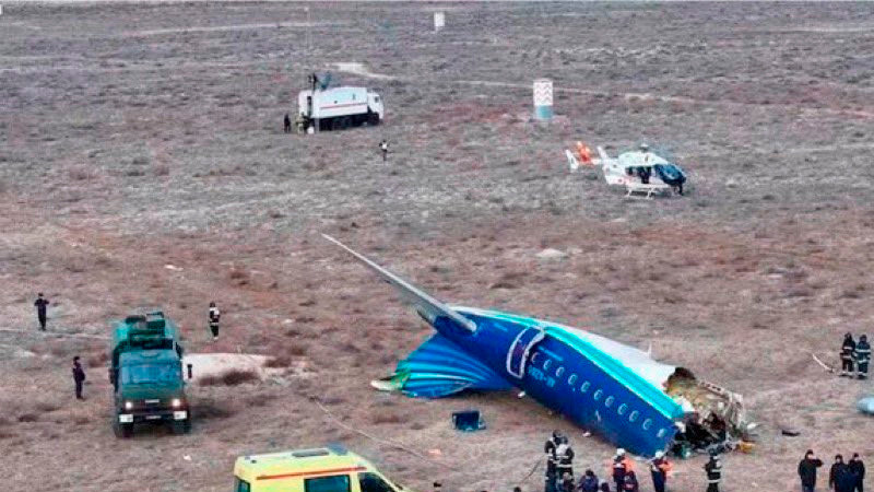 Fuentes de Azerbaiyán aseguran que avión que se estrelló en Kazajistán fue derribado por Rusia 