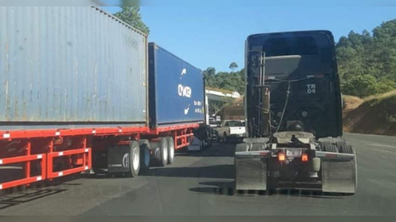 En Uruapan, Michoacán, camioneros se manifiestan contra reglamento de tránsito 