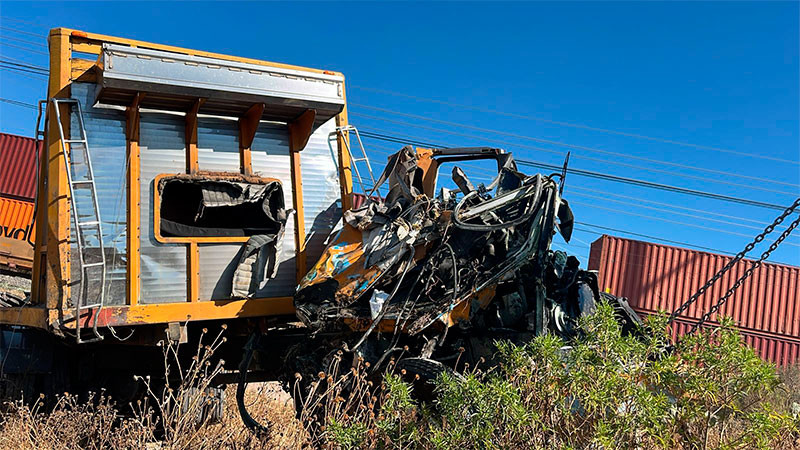 Por ganarle el paso al tren, tráiler es arrastrado en Colón, Querétaro  