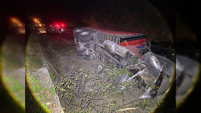 Vuelca camión de carga en Zitácuaro, Michoacán; solo hubo daños materiales