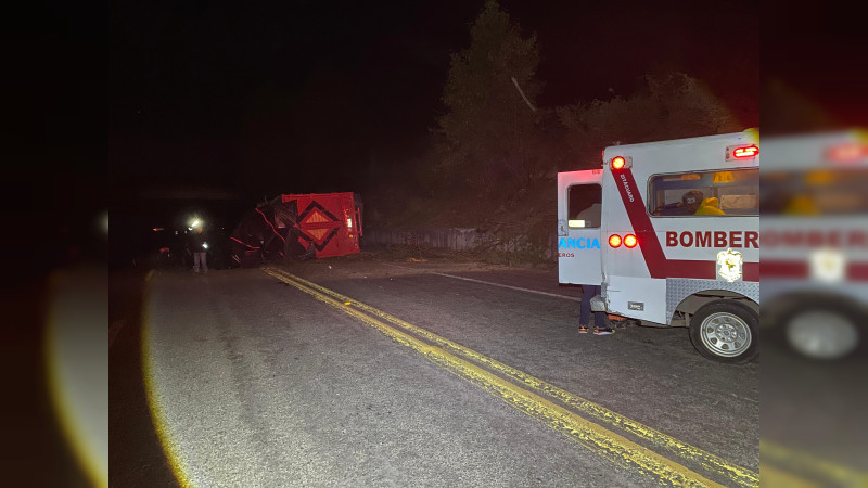 Vuelca camión de carga en Zitácuaro, Michoacán; solo hubo daños materiales