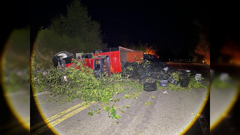 Vuelca camión de carga en Zitácuaro, Michoacán; solo hubo daños materiales