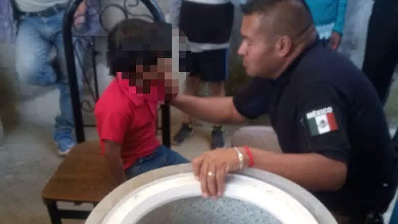 Policías rescatan a niño que se quedó atrapado en lavadora en el Estado de México 