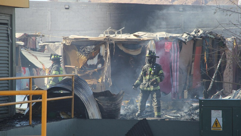 En Chihuahua, se incendia campamento migrante; hay un herido 