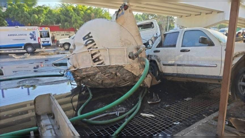 Pipa cae sobre vehículos en la carretera a Coroneo, hay tres heridos 