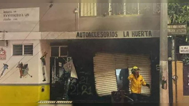 Llantera despidió el año con incendio, en Morelia, Michoacán 