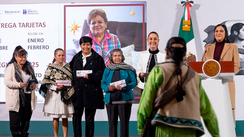 Sheinbaum entrega primeras tarjetas de la Pensión Mujeres Bienestar 